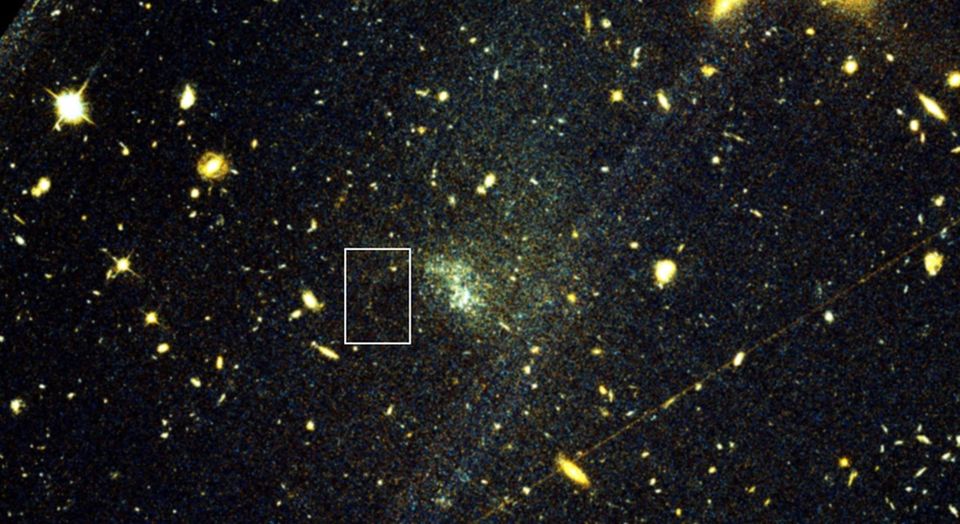 Foto fra Hubble-rumteleskopet, hvor kuglehobestrømmen er markeret. Credit: Hubble Space Telescope og Holm et al. (2026)