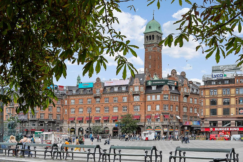 PensionDanmark køber historisk ejendom på Rådhuspladsen – vil investere i de indvendige rammer